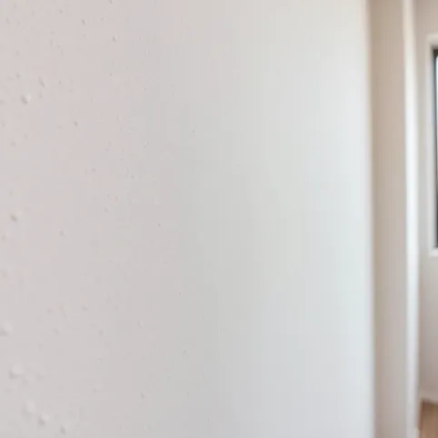 Czy tynki gipsowe trzeba szpachlować