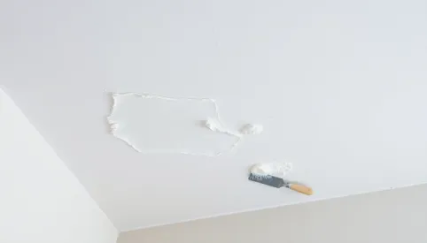 Jak szpachlować sufit z płyt