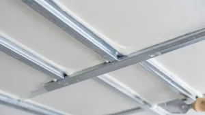 szpachlowanie sufitu podwieszanego cena