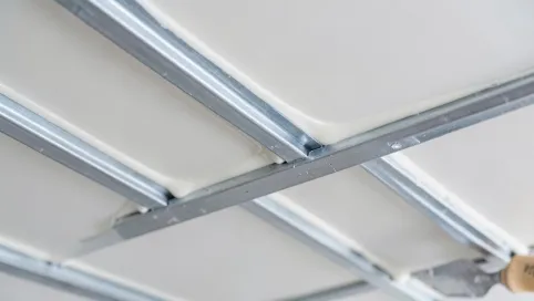 szpachlowanie sufitu podwieszanego cena